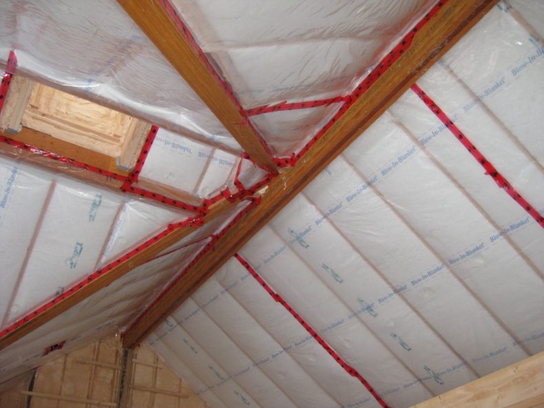 Пароизоляция потолка: какую выбрать и как укладывать на холодном чердаке в  частном доме с деревянными перекрытиями?